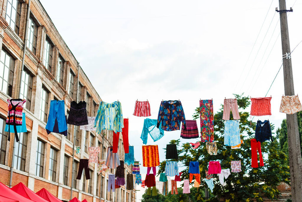 Skupina prvotřídních barevných triček na prádelní šňůře před modrou oblohou - Fotografie, Obrázek