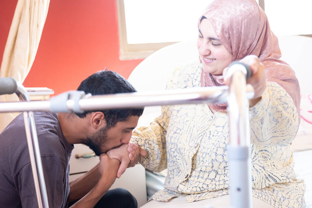 Muslimischer Mann küsst die Hand seiner Mutter - Foto, Bild