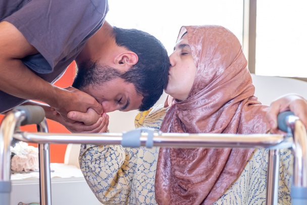 Muslimischer Mann küsst die Hand seiner Mutter - Foto, Bild