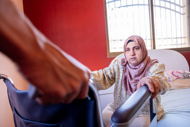 Starke muslimische Mutter mit Behinderung - Foto, Bild