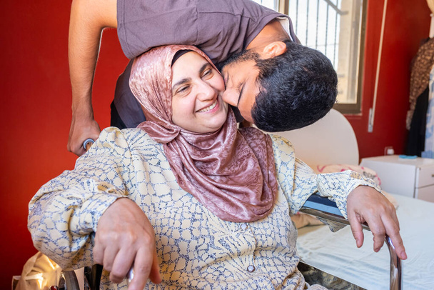 Donna musulmana con disabilità e il suo amato figlio - Foto, immagini