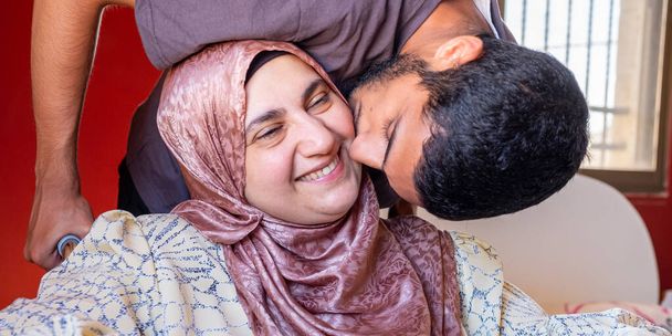 Muslimische Frau mit Behinderung und ihr geliebter Sohn - Foto, Bild