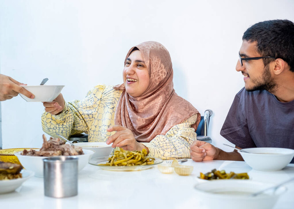 Familia musulmana comiendo juntos - Foto, imagen
