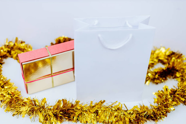λευκή τσάντα αγορών και πακέτο δώρων mockup - Φωτογραφία, εικόνα
