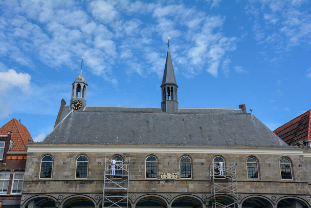 Église réformée Gasthuiskerk sur Havenplein à Zierikzee, Pays-Bas avec échafaudages et travailleurs, août 2020 - Photo, image