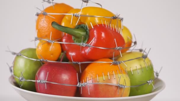GVO-Lebensmittel. Gentechnisch veränderte oder veränderte Lebensmittel. Hybriden aus Obst und Gemüse - Filmmaterial, Video