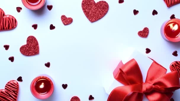 Ημέρα του Αγίου Βαλεντίνου καρδιά, ρομαντικό κουτί δώρου, κόκκινο κερί αγάπης σε λευκό φόντο. Άγιος Βαλεντίνος, Ημέρα της Μητέρας, ευχετήριες κάρτες γενεθλίων, πρόσκληση, εορταστική έννοια - Πλάνα, βίντεο