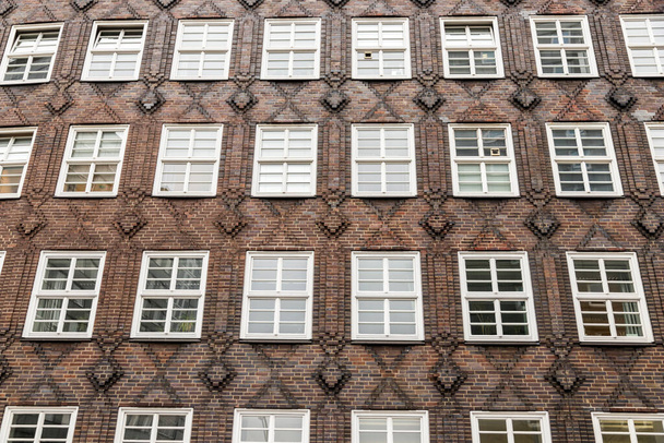 Hamburg, Almanya. Sprinkenhof, 1920 'lerin Alman Tuğla Dışavurumculuğunun (Backsteinexsionismus) mimari tarzının istisnai bir örneği. - Fotoğraf, Görsel