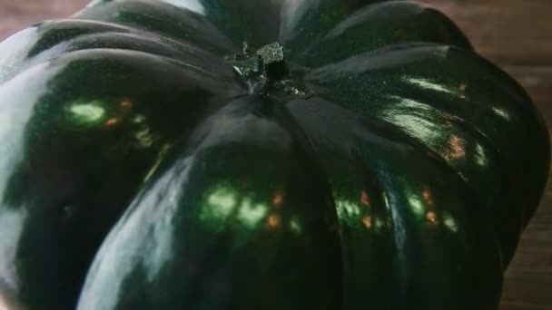 Image recadrée de citrouille bio fraîche verte - Séquence, vidéo