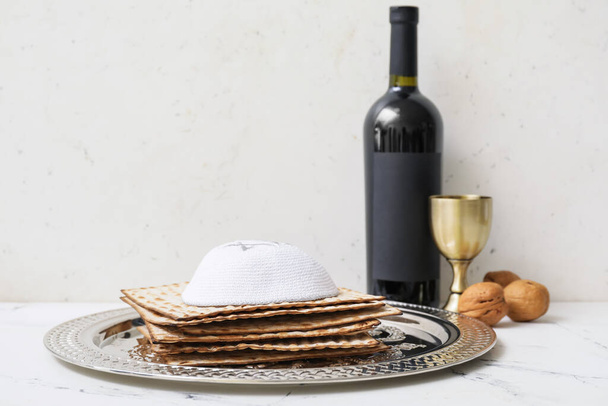 Húsvéti szeder tányér matzóval, zsidó sapkával és borral az asztalon - Fotó, kép