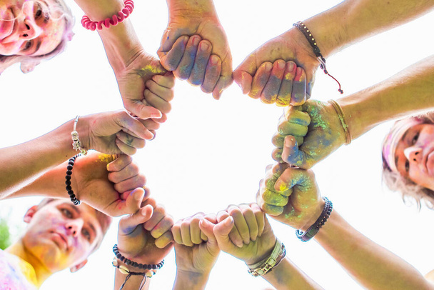 Друзья закрывают руки в краске Холи. копировальное пространство - Фото, изображение