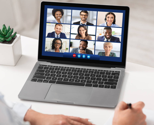 Laptop-Bildschirm mit Videoanruf, Geschäftsfrau mit virtuellem Meeting, Nahaufnahme - Foto, Bild