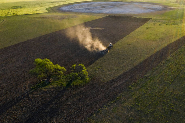 Трактор вспахивает поле, Пампас сельской местности, Ла Пампа, Аргентина - Фото, изображение