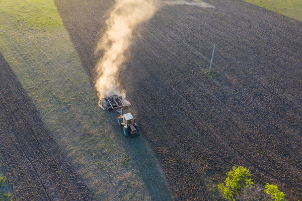 Tracteur labourant le champ, campagne de Pampas, La Pampa, Argentine - Photo, image