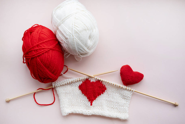 coeur rouge tricoté, boule de fil. coeur doux, aiguilles à tricoter. Saint Valentin. - Photo, image
