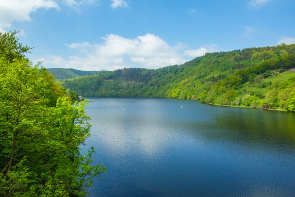 Rursee en el Parque Nacional Eifel, Alemania. Vistas panorámicas del lago Rursee y colinas verdes rodeadas en Renania del Norte-Westfalia - Foto, Imagen