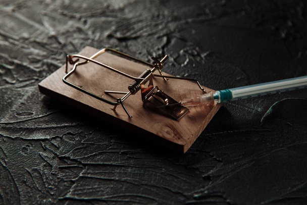 注射器の形で餌とマウストラップ.薬物依存症 - 写真・画像