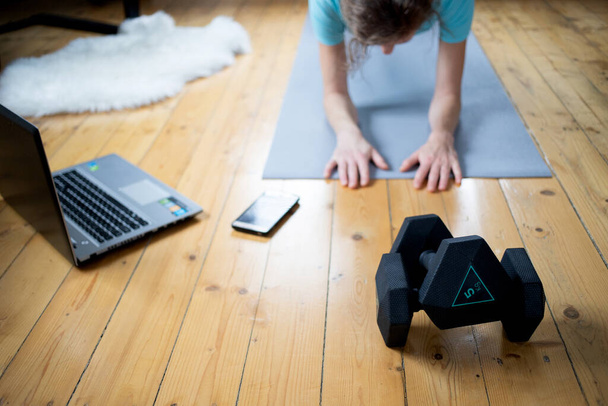 mujer haciendo ejercicio en casa se centran en pesas - Foto, imagen