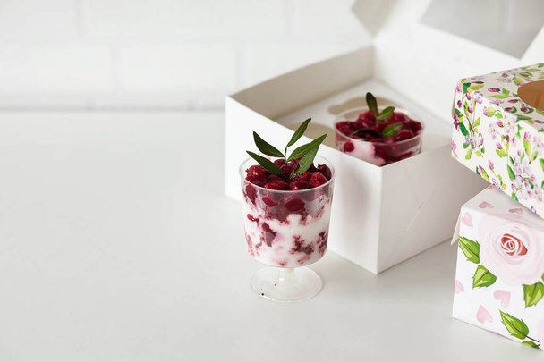 postres de mousse de chocolate con fresas y queso crema - Foto, imagen
