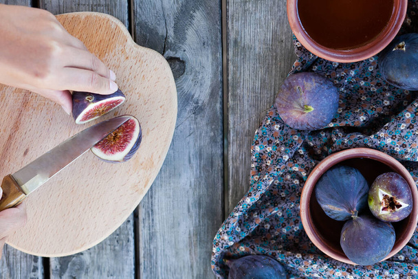 fresh figs with dried dates and dried lavender on a wooden background - Foto, Bild