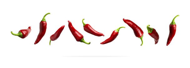 Punainen tuore chili pippuri eristetty valkoisella pohjalla. Maustus lautaselle, kuuma pippuri, mausteiset mausteet ruoanlaittoon, cayennepippuri, ruoka. Joukko paprikat eri muotoja oman suunnittelun. - Valokuva, kuva