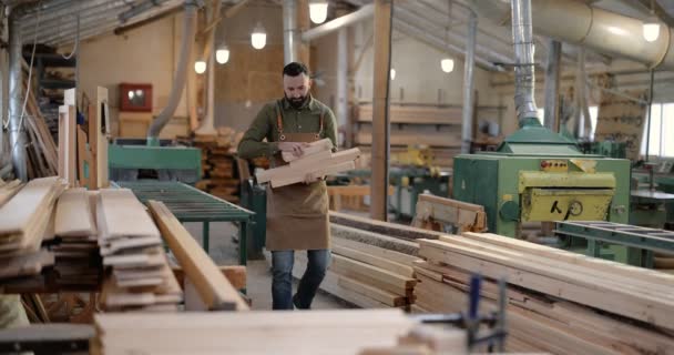 Hombre trabajando con madera en la carpintería - Imágenes, Vídeo