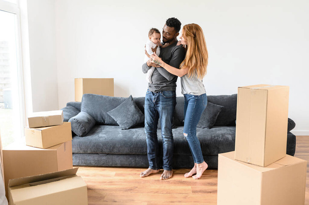 Multiracial family moving in a new house - Foto, Imagen