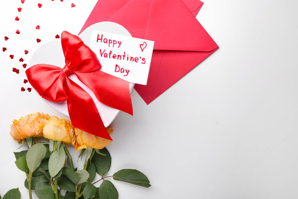 Cadeau voor Valentijnsdag viering op witte achtergrond - Foto, afbeelding