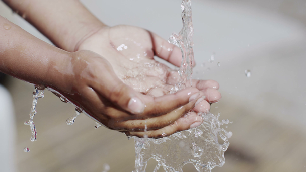 Поток пресной воды и руки ребенка из бедной общины
 - Кадры, видео