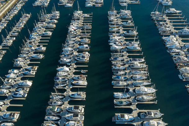 カリフォルニア州沿岸のマリーナに停泊しているボートやヨットの空中ビュー - 写真・画像