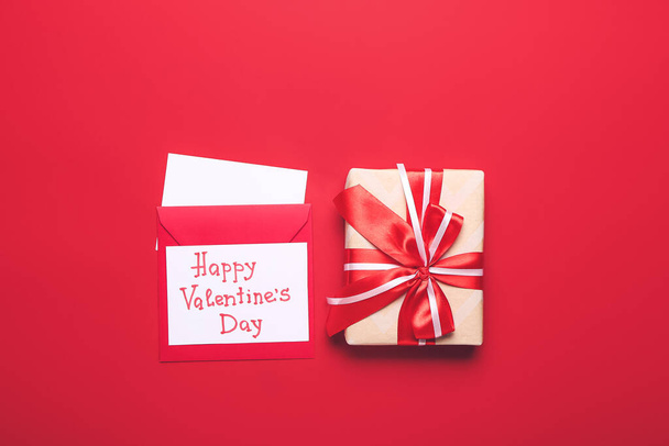 Tarjeta de regalo y felicitación para la celebración del Día de San Valentín sobre fondo de color - Foto, Imagen