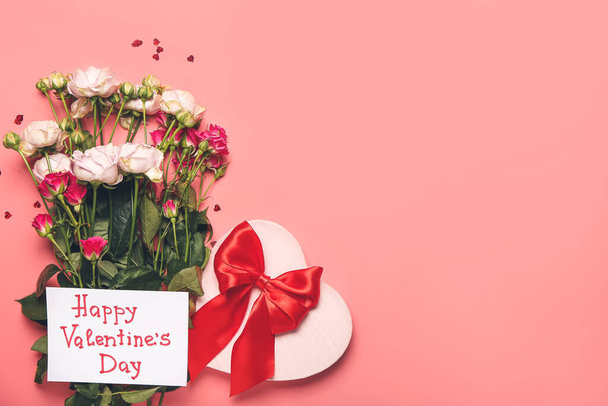 Dárek, růže květiny a přání na Valentýna oslavu na barevném pozadí - Fotografie, Obrázek