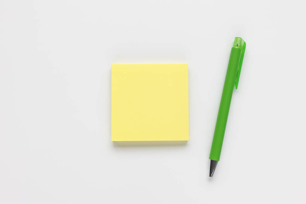 Almohadilla de nota amarilla autoadhesiva o nota adhesiva y pluma - Foto, Imagen
