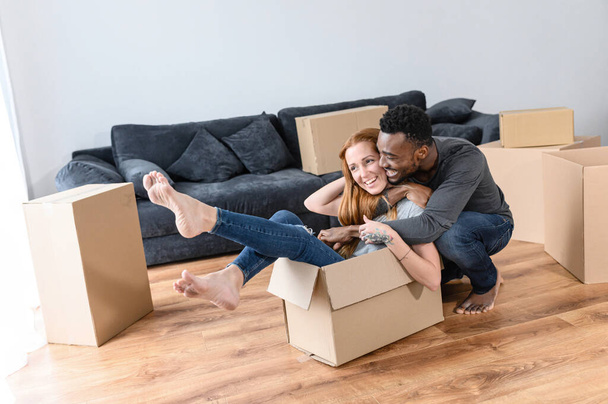 A multiracial couple has fun at mooving day - Photo, Image