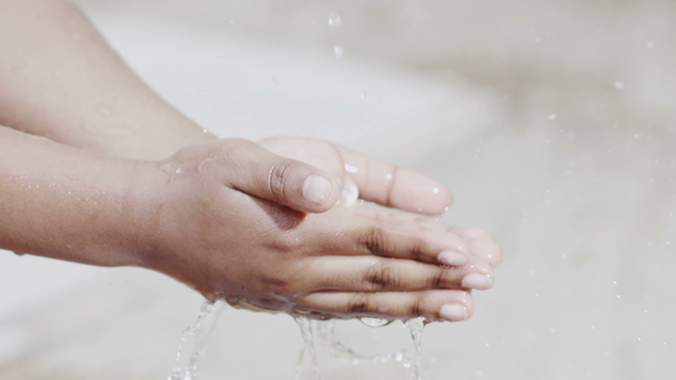 strumień wody słodkiej i ręce dziecka z ubogich społeczności - Materiał filmowy, wideo