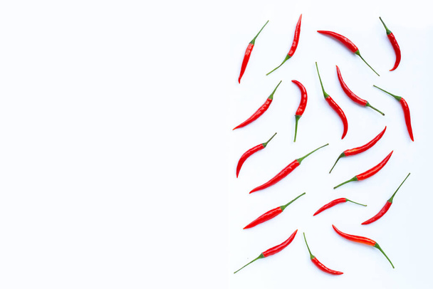 Horké chilli papričky na bílém pozadí. Horní pohled - Fotografie, Obrázek