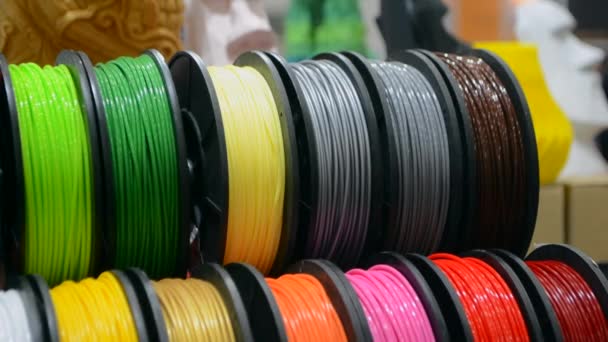 Többszínű műanyag szálak 3D-s nyomtató közelire történő nyomtatáshoz - Felvétel, videó