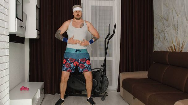 Hombre divertido deportista gordo haciendo ejercicio de fitness deportivo, mostrando ejercicios de cardio para bajar de peso - Foto, imagen