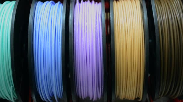 Filamentos multicoloridos de plástico para impressão em uma impressora 3D close-up - Filmagem, Vídeo
