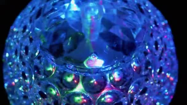 Spinning led Disco Ball Brillantes luces de neón en la oscuridad. Primer plano. Zoom: - Metraje, vídeo
