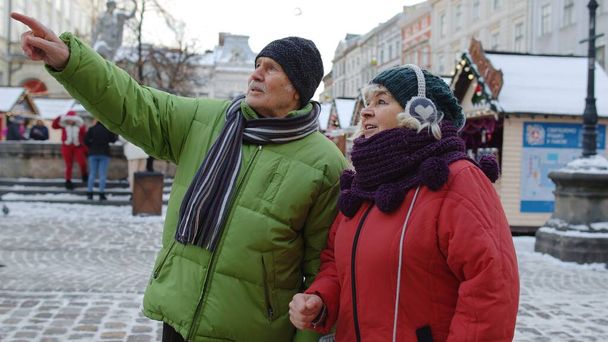 Älteres Ehepaar Touristen Großvater Aufenthalt im Winter Stadtzentrum Lviv, Ukraine - Foto, Bild