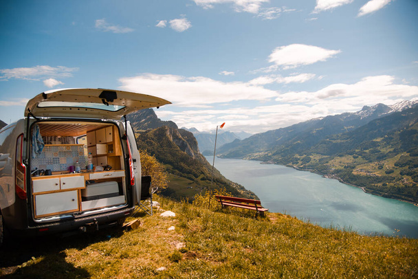 Vanlife - Camping Van op een berg in Zwitserland - Foto, afbeelding