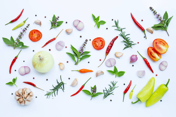 Ingredientes de cocina, Varias verduras frescas y hierbas sobre fondo blanco. Concepto de alimentación saludable - Foto, imagen