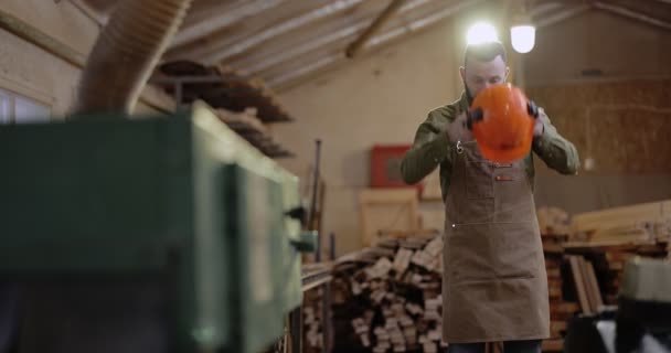 Ritratto di un impiegato di falegnameria fiducioso alla manifattura - Filmati, video