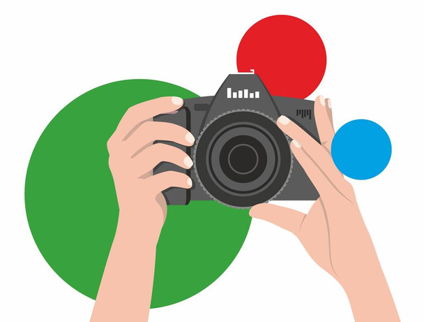 O fotógrafo segura uma câmera em suas mãos, pronta para tirar uma boa foto. Design de logotipo plano vetorial para operadores, repórteres. A câmera isola-se em um contexto de bolas de vermelho, verde e azul. RGB - Vetor, Imagem