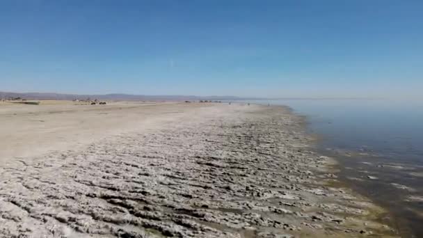 Veduta aerea di Bombay Beach e del paesaggio marino di Salton in California - Filmati, video