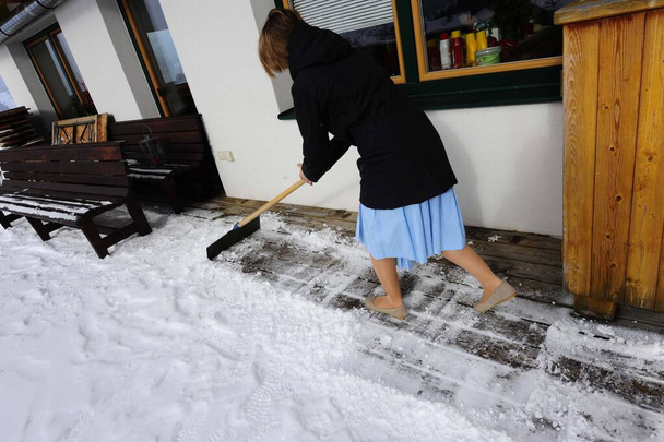 osoba przy usuwaniu śniegu z łopatą śnieżną w zimie - Zdjęcie, obraz