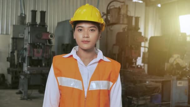 Portrét asijské šťastný průmysl inženýr důvěru pracovníka úsměv rameno křížený vzhled fotoaparát - Záběry, video