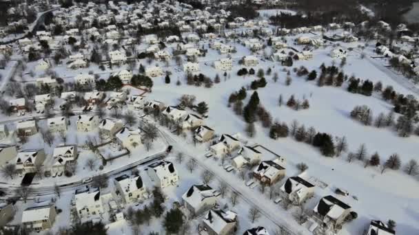 Χειμερινό σπίτι άποψη συγκρότημα από ένα ύψος ενός από τα κατοικίες της πόλης - Πλάνα, βίντεο