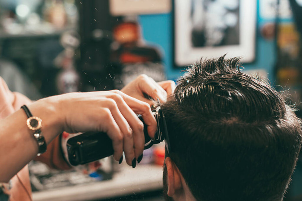 De cerca foto de peluquero haciendo corte de pelo en el salón - Foto, imagen